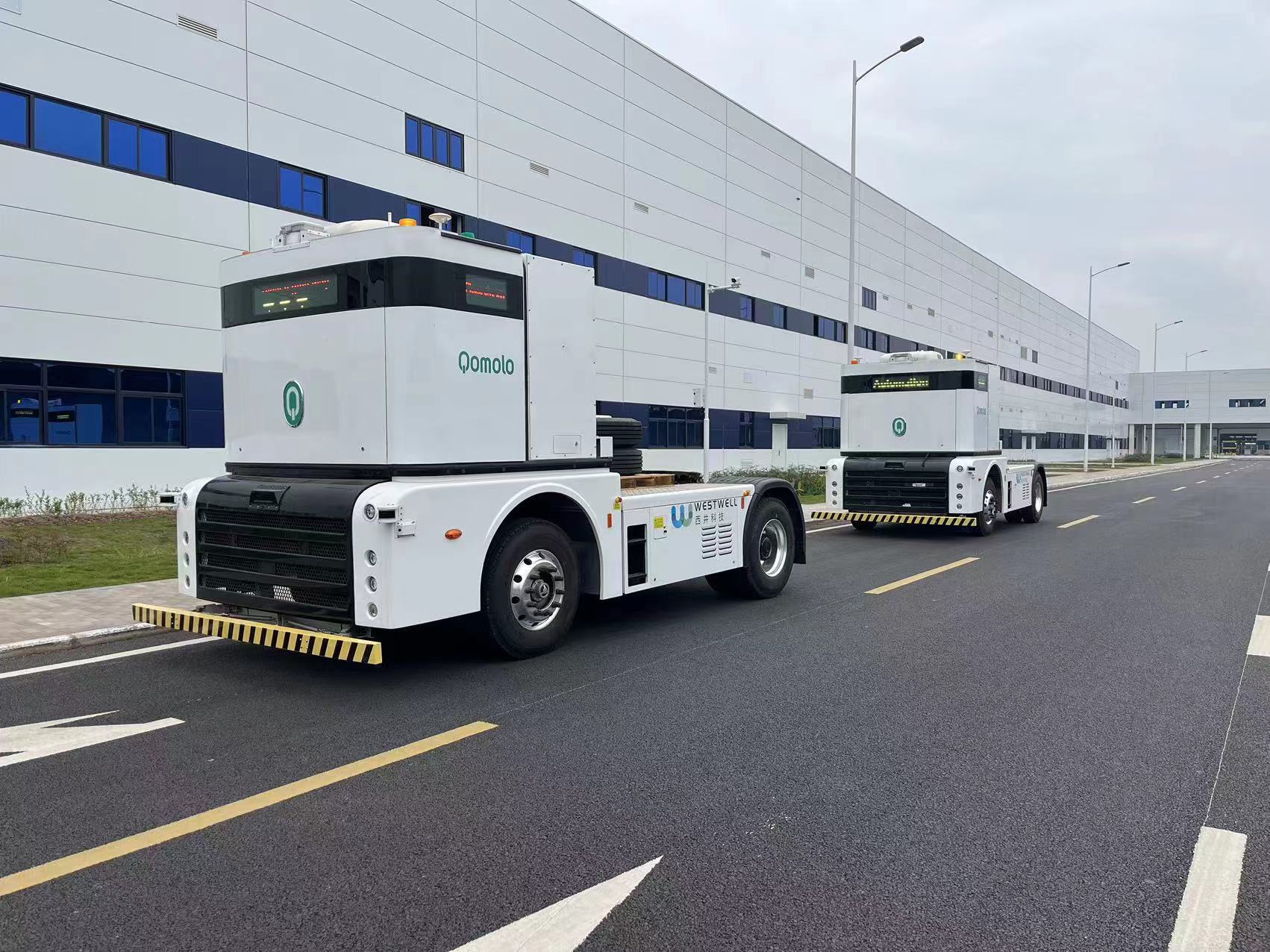 西井科技无人驾驶卡车在赛力斯园区外准备进行运输作业