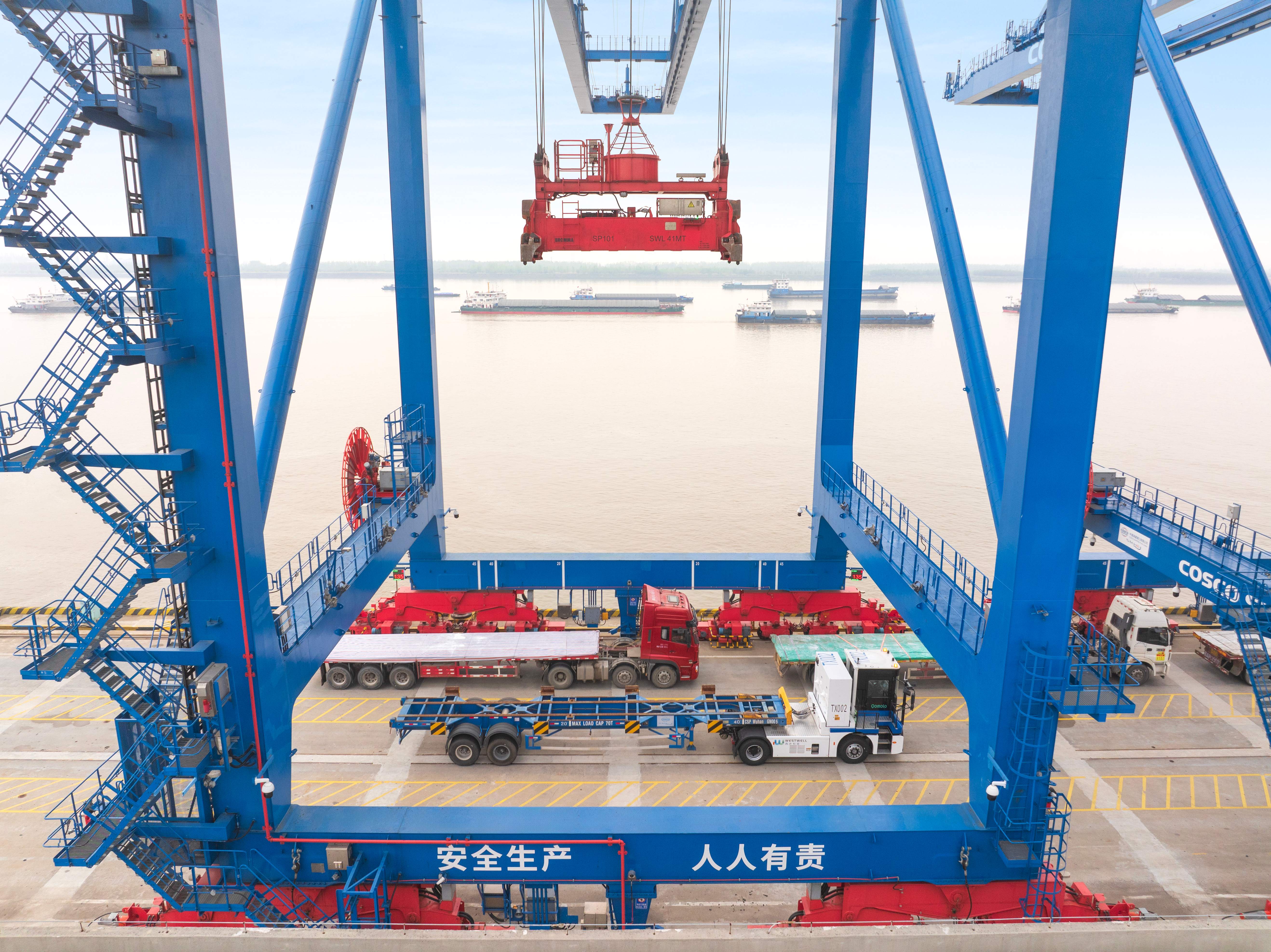 西井科技E-Truck电动卡车在武汉港口高效运营，结合智能调度提升集装箱装卸效率