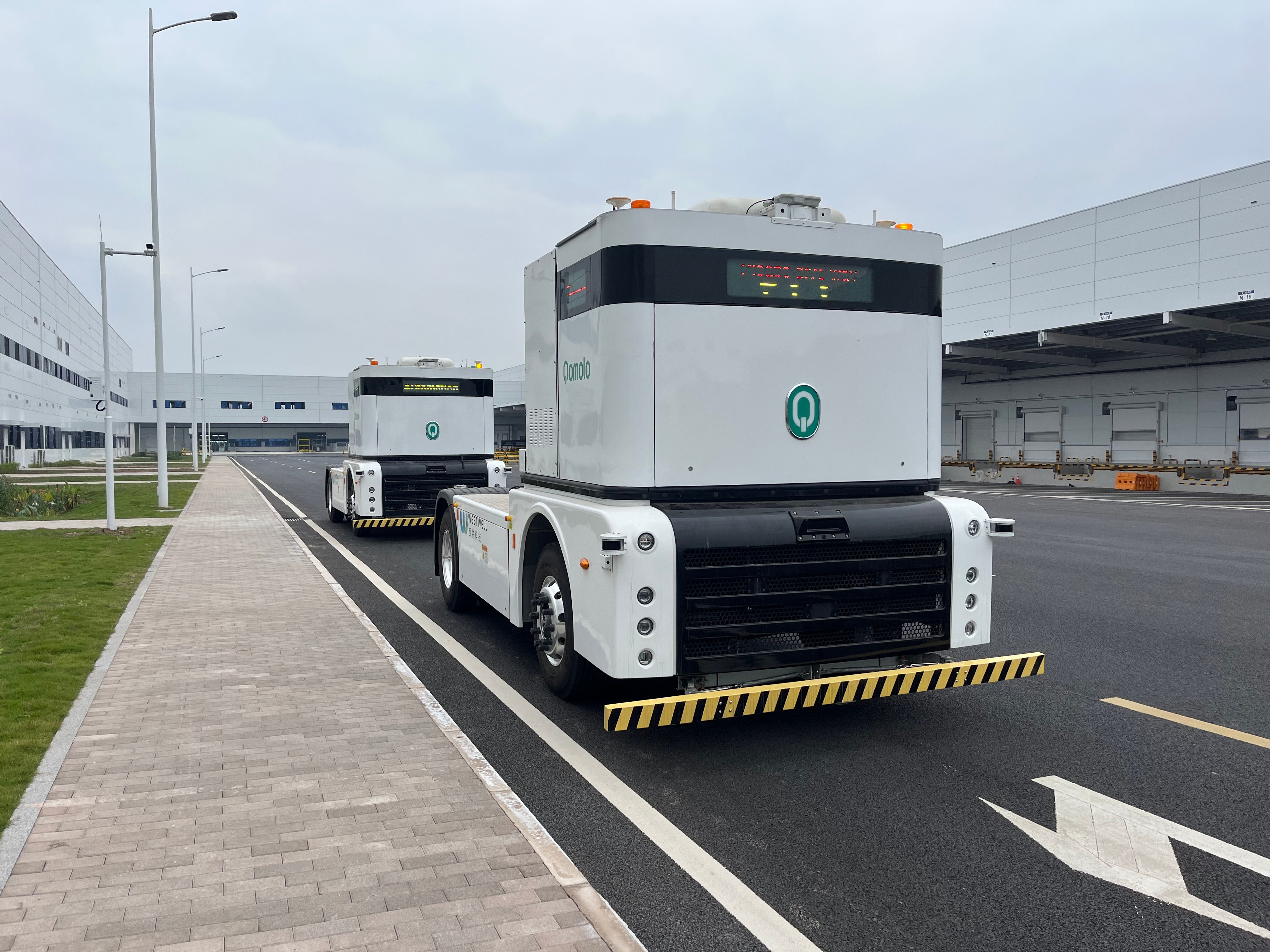 西井科技无人驾驶电动卡车在赛力斯厂区执行集装箱转运任务，展现无人化、零碳排放的绿色供应链解决方案。