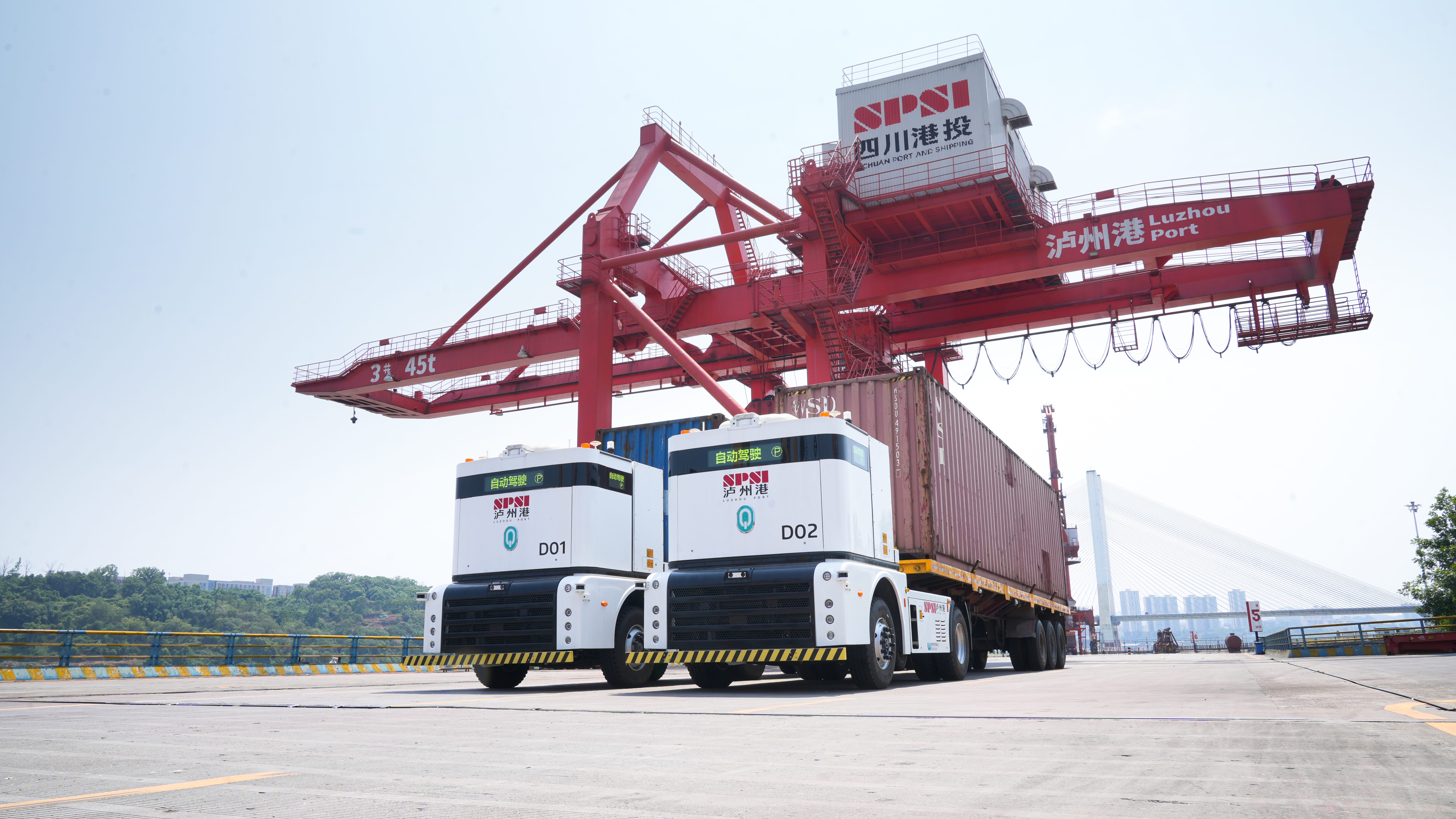 西井科技Q-Truck无人驾驶集卡在四川泸州港进行集装箱运输作业。车队通过AI算法实现精准导航与调度，有效应对内河港区复杂环境，展现了技术在实际场景中的卓越稳定性。