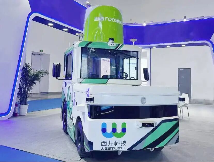 西井科技新能源无人驾驶牵引车Q-Tractor P40搭载FOD探测雷达应用于上海浦东国际机场