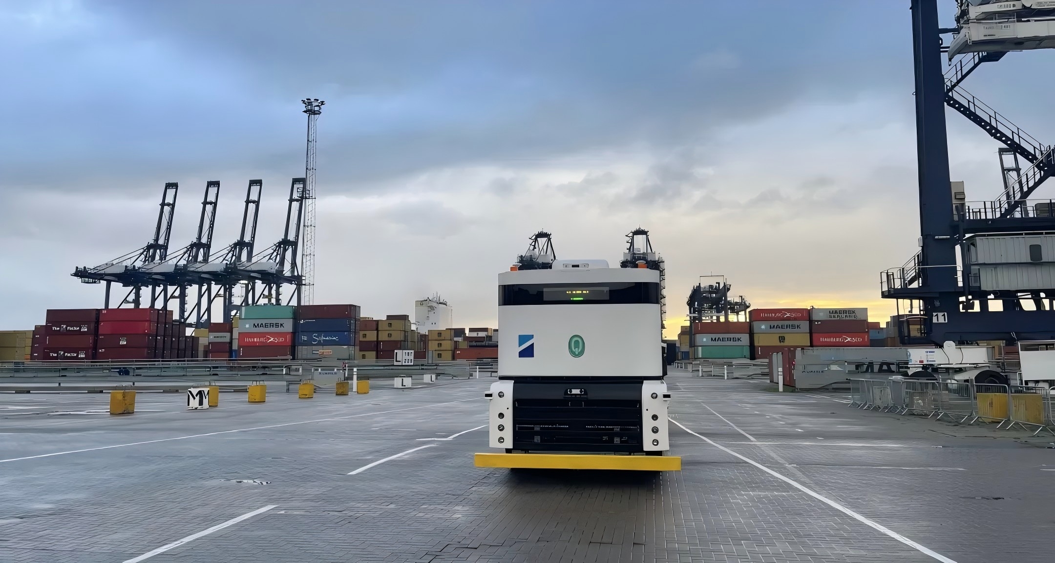 西井科技无人驾驶新能源卡车Q-Truck正通过感知系统实现自主避障与水平运输作业，展现了智慧港口场景下，自动驾驶技术如何同步提升安全与运输效率。