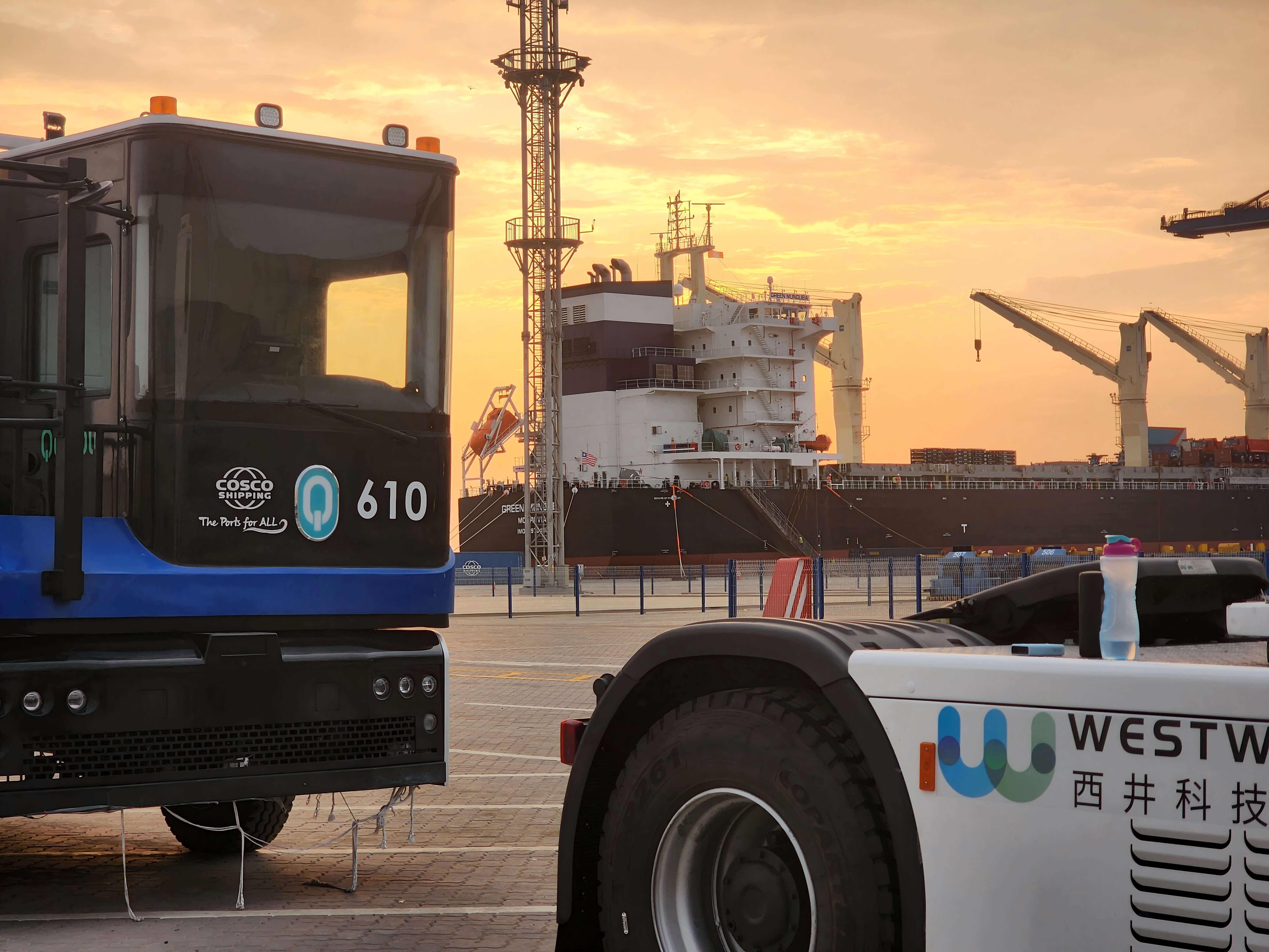 西井科技E-Truck电动集卡在秘鲁钱凯港执行集装箱运输作业