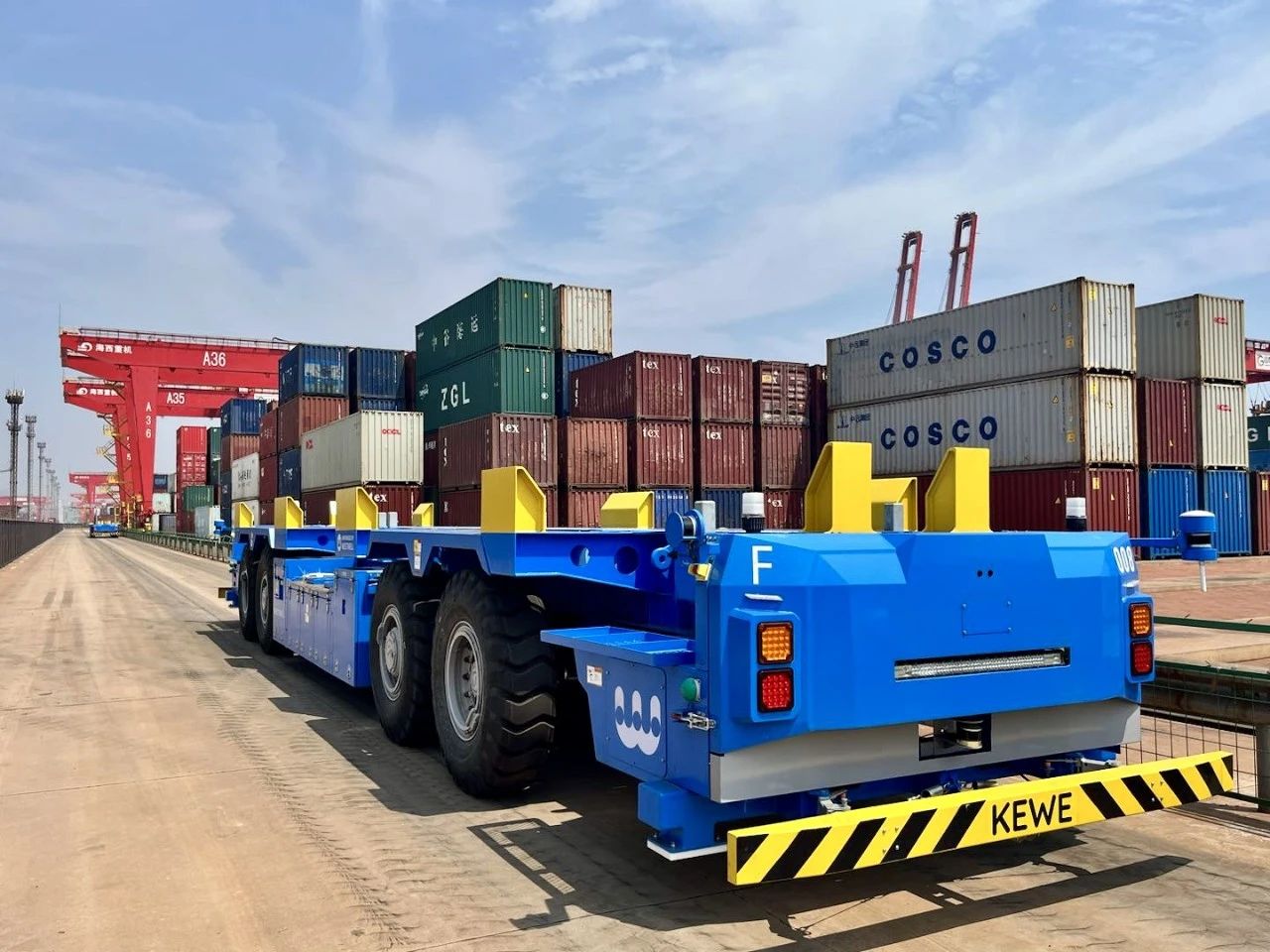 西井科技Q-Chassis无人驾驶重载水平运输车（IGV）在山东港口日照港自动化码头作业实景，纯电驱动助力零碳智慧港口建设。