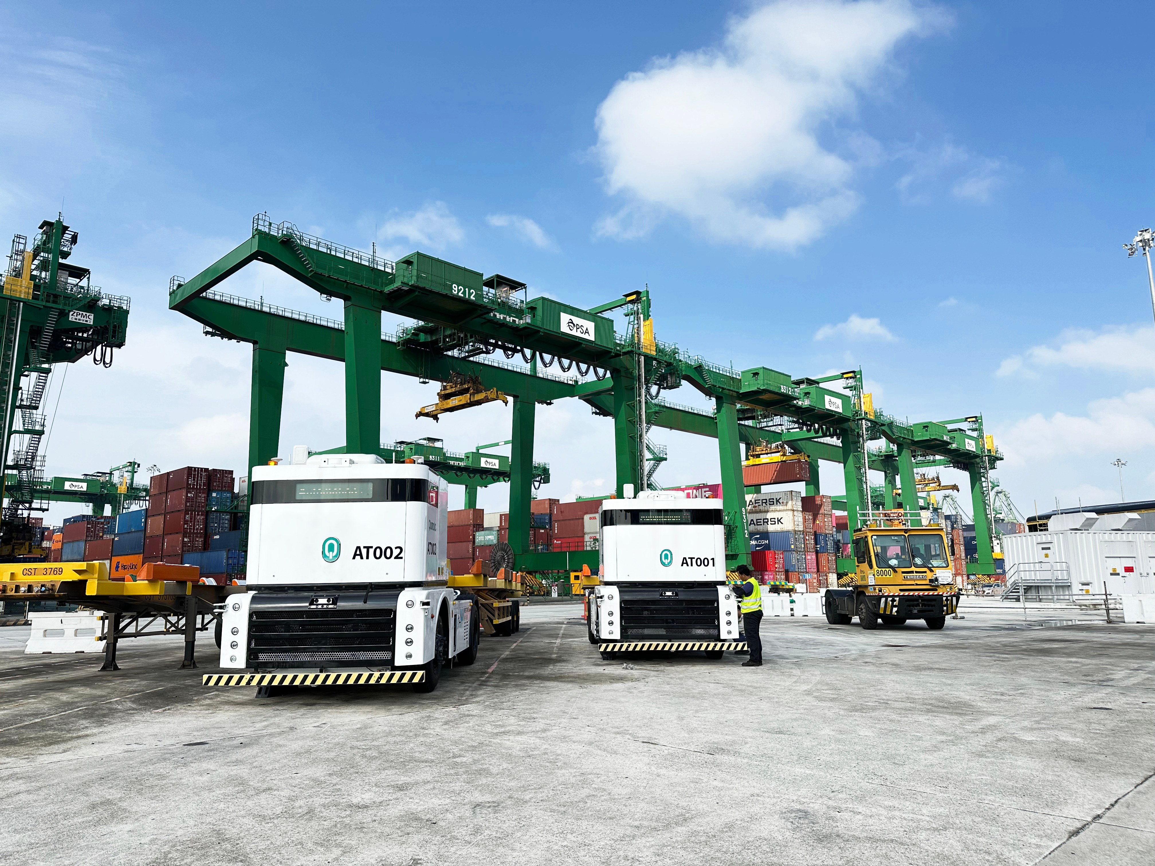 西井科技Q-Truck无人驾驶集卡在新加坡PSA展示。该款无人集卡通过AI算法与多传感器融合技术，车辆能精准遵从调度指令、稳定运输集装箱