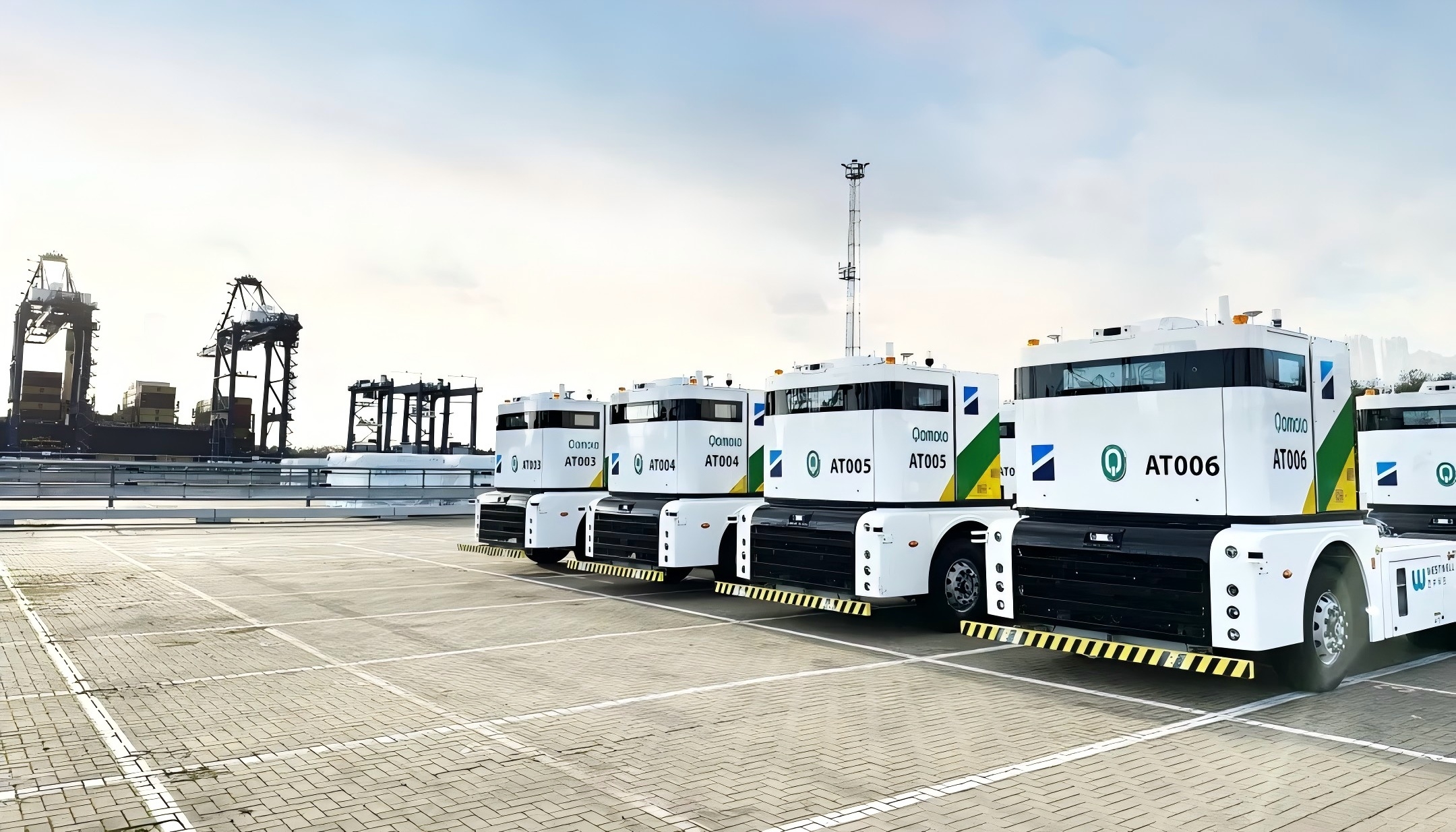 西井科技无人驾驶新能源卡车车队在港口码头进行针对性、定制化部署作业，展现了为智慧港口提供的模块化、可扩展的整体解决方案，支持自动驾驶技术在复杂场景下的规模化落地与高效运营。