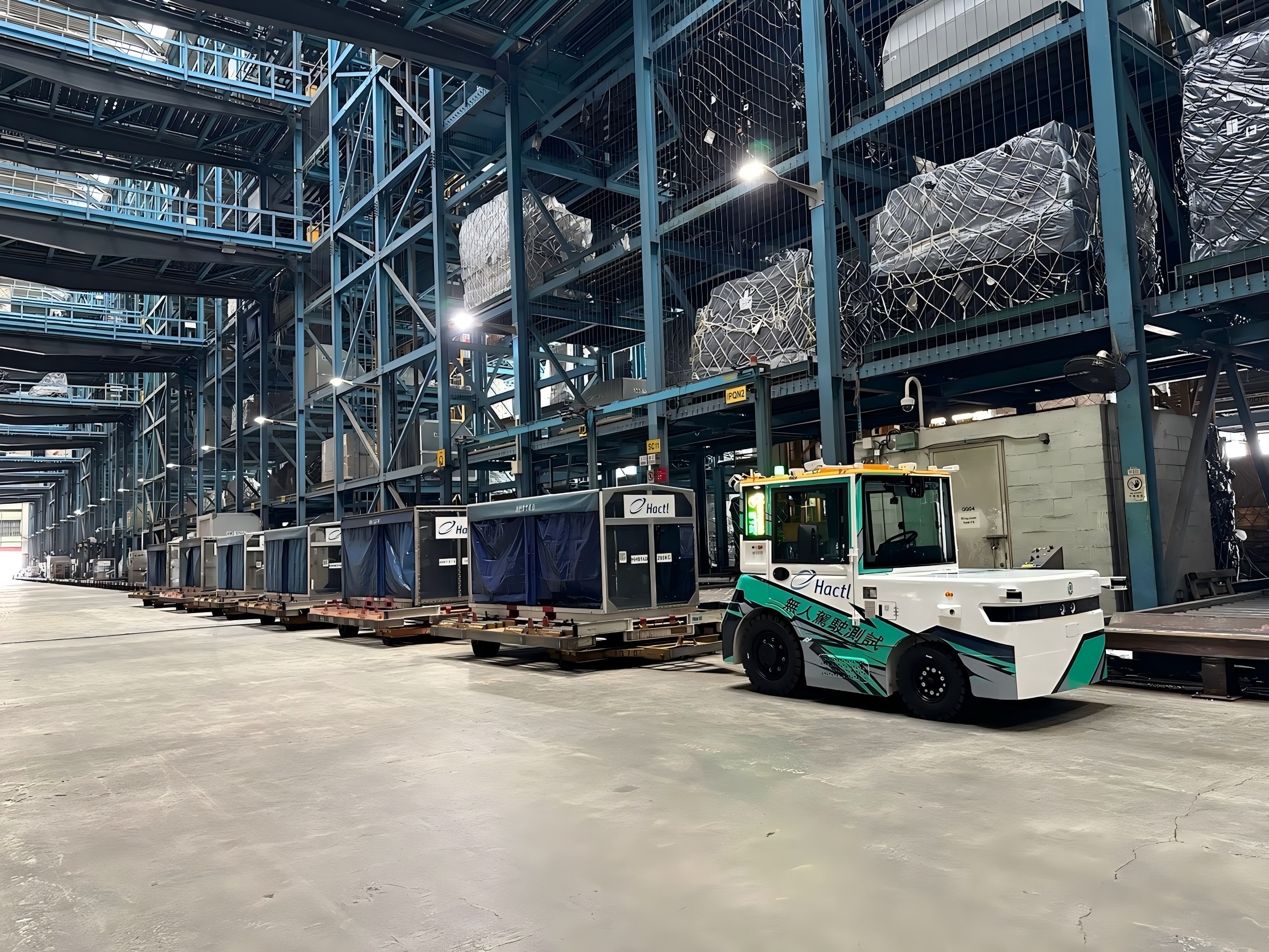 西井科技新能源无人驾驶牵引车Q-Tractor在香港空运货站Hactl作业,实现空港货运无人化转运,缩短露天暴露时间