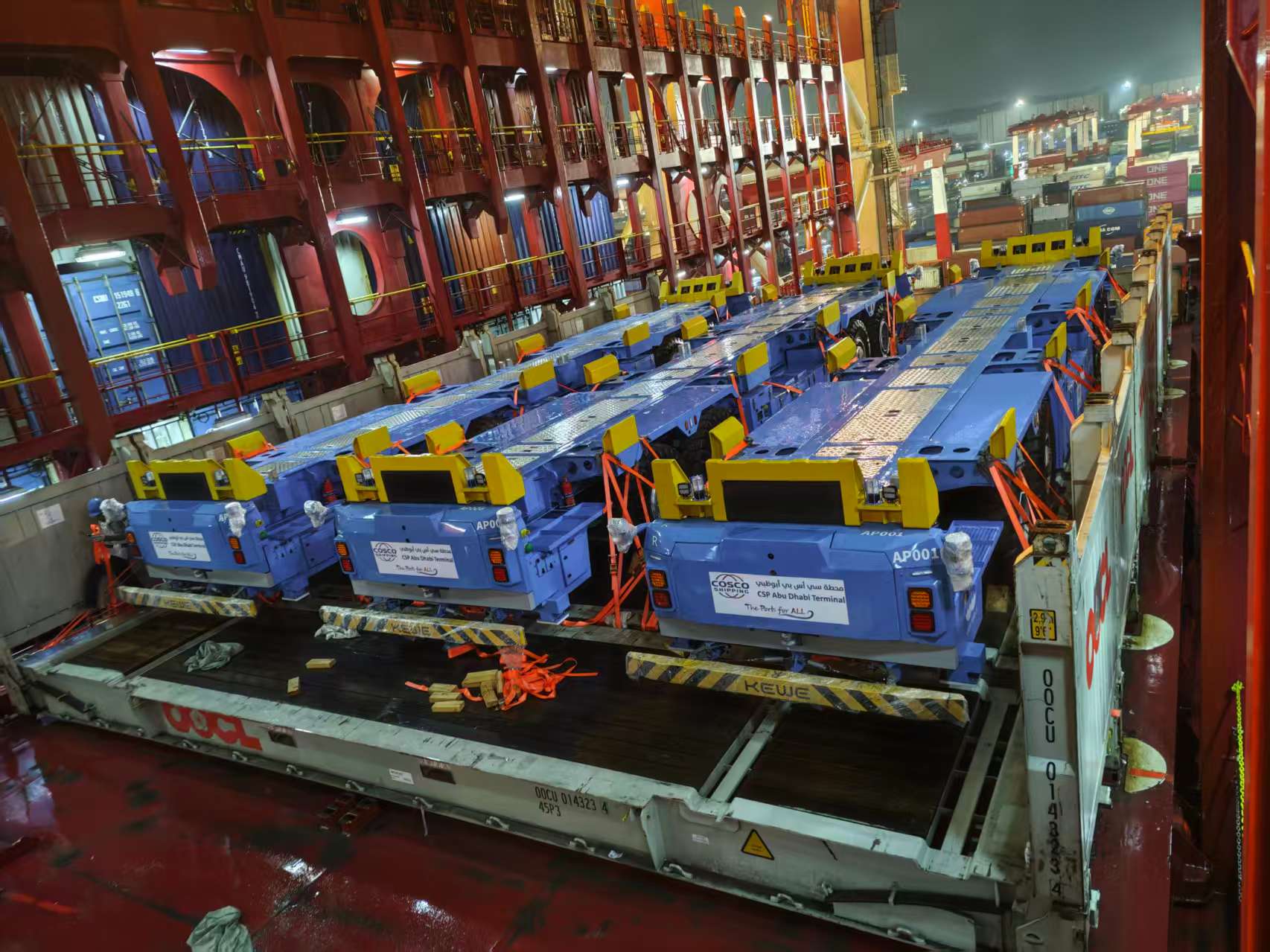 西井科技Q-Chassis无人驾驶IGV设备装船启运，正式交付至阿联酋阿布扎比哈利法港，展现全球化项目交付的关键环节。