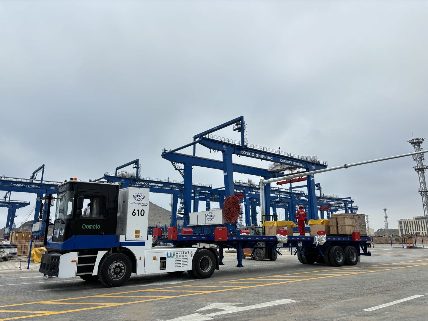 秘鲁钱凯港智慧港口运营实景，展现西井科技自动化解决方案在实际作业场景中的应用。