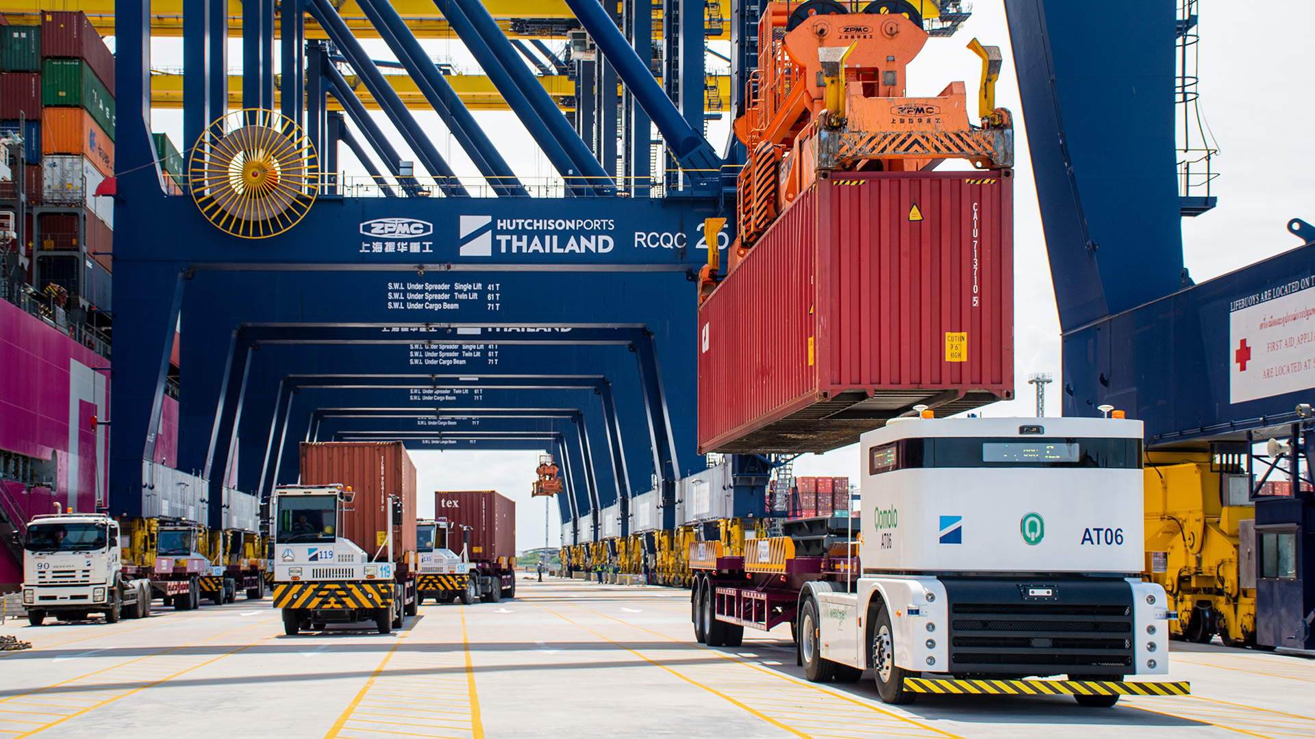 泰国林查班港西井科技Q-Truck无人驾驶商用集卡正在与人工驾驶传统卡车进行混行作业