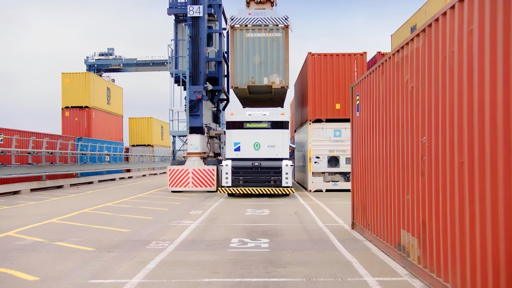 西井科技无人驾驶新能源卡车Q-Truck在港口堆场内进行集装箱水平运输作业，于交通结构高密、动态条件频繁变化的复杂场景中，依托先进的预判与路径规划能力，实现了高效、安全、有条不紊的自动化运输。